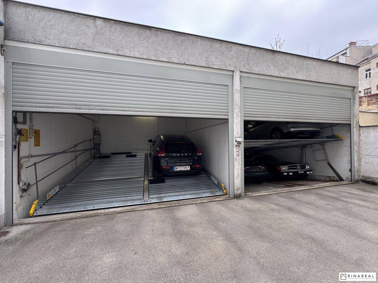 Zwei Garagenstellplätze mit mechanischen Parksystemen für eine optimale Raumnutzung.