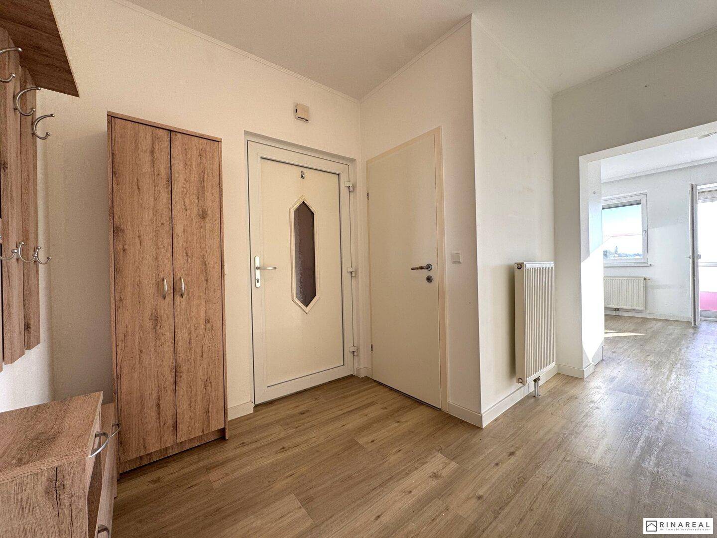Geräumiger Flur mit Garderobe und Zugang zu den weiteren Zimmern der Wohnung.
