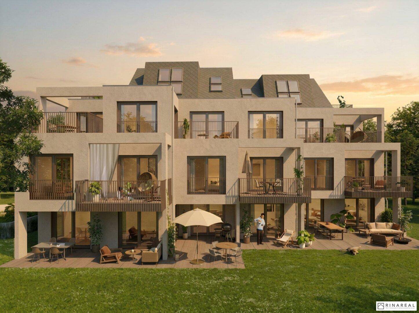 Moderne Wohnanlage mit großzügigen Terrassen und Balkonen, umgeben von gepflegten Grünflächen.