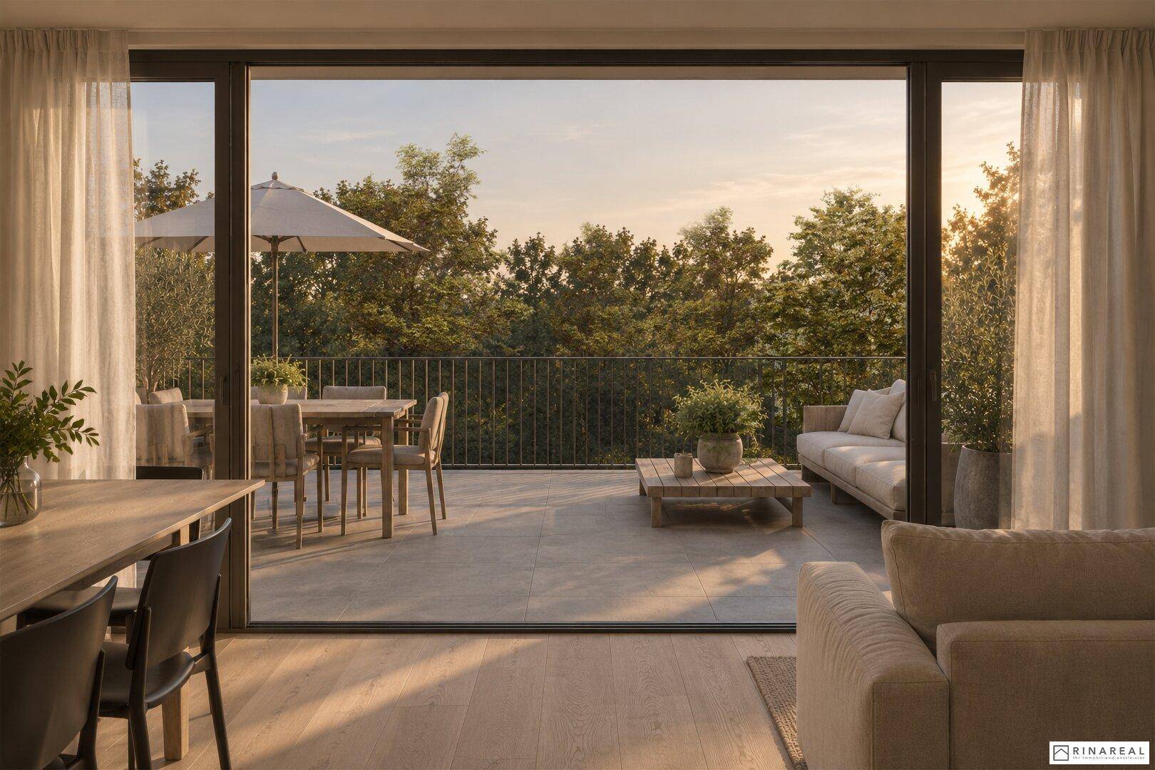 Helles Wohnzimmer mit Zugang zu einer großen Terrasse und weitem Blick ins Grüne.