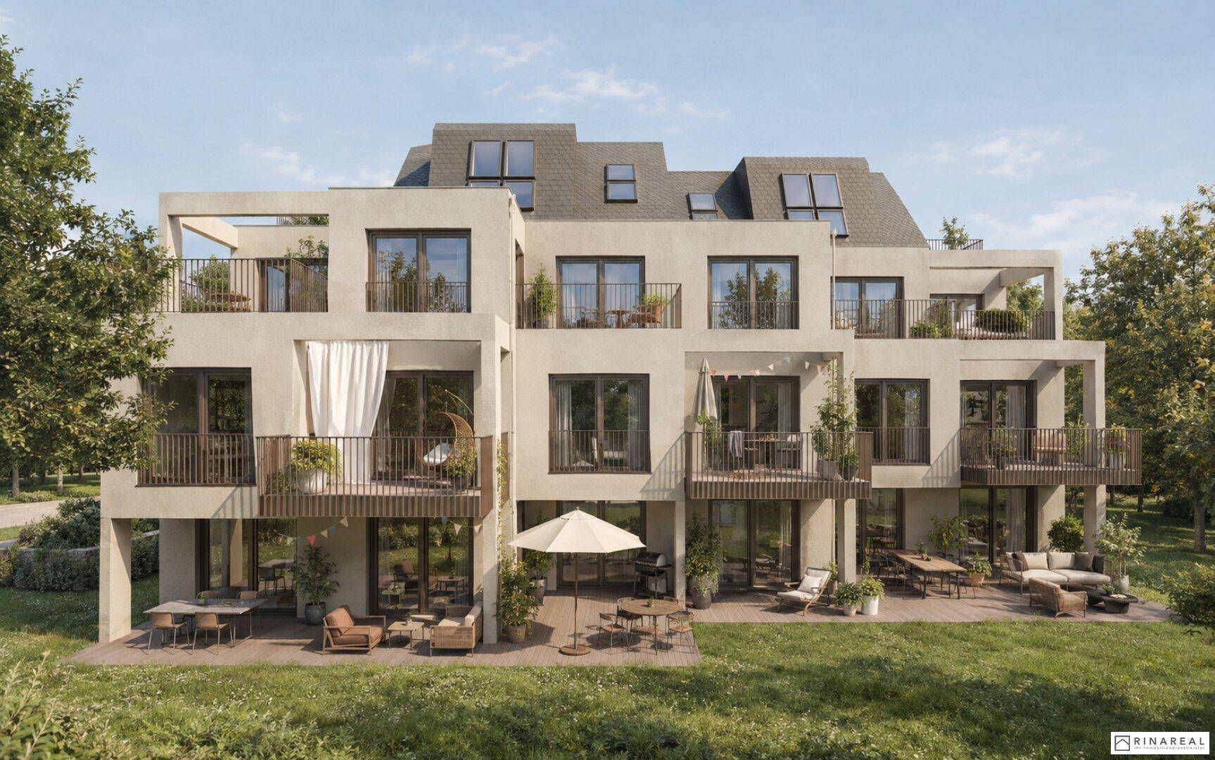 Moderne Wohnanlage mit mehreren Balkonen und Terrassen, umgeben von viel Grün.