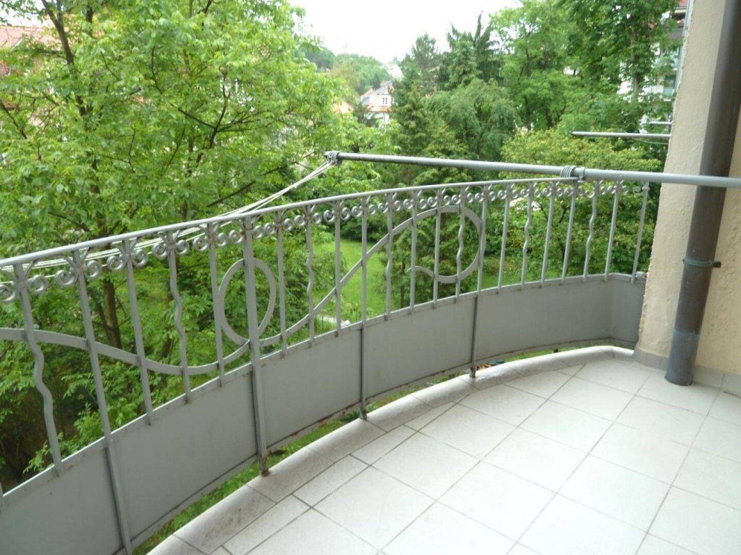 Balkon_mit_Blick_in_den_Innenhof