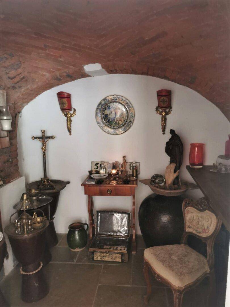 Historischer Kellerraum mit beeindruckendem Ziegelgewölbe und traditioneller Dekoration.