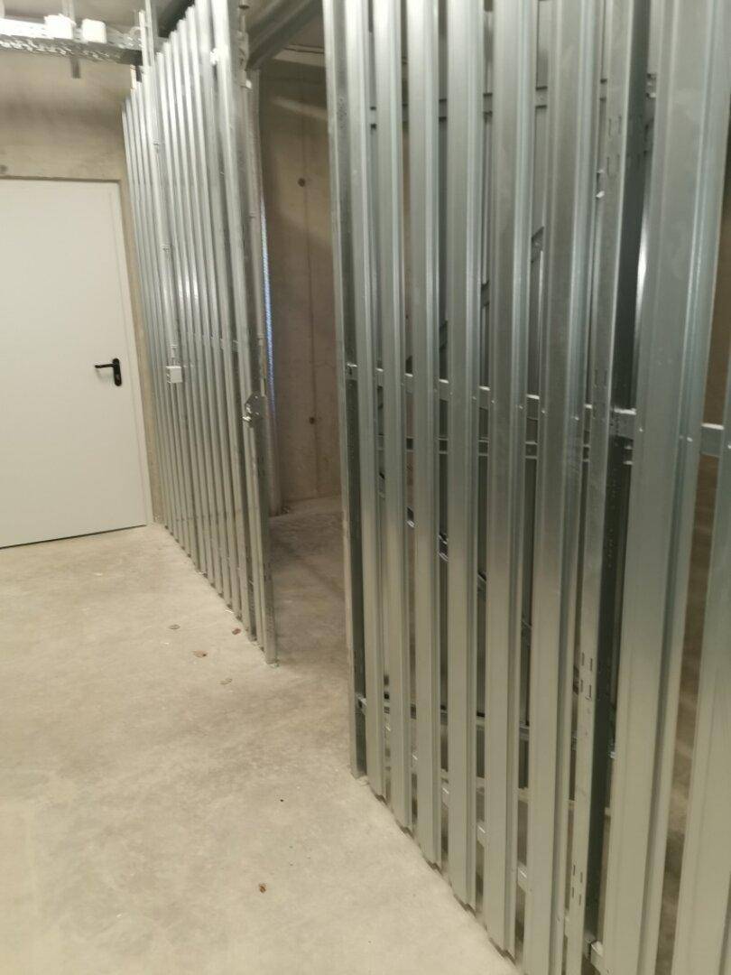 Kellerabteil mit Metallabtrennungen für zusätzlichen Stauraum im Untergeschoss.