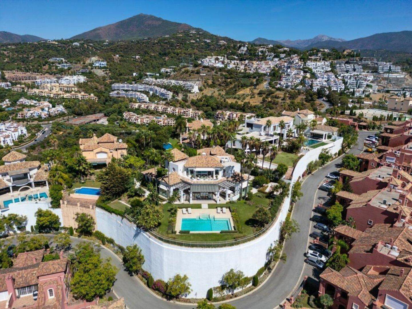 Luftaufnahme der luxuriösen Villa mit großem Grundstück, Pool und umliegender Wohnbebauung.