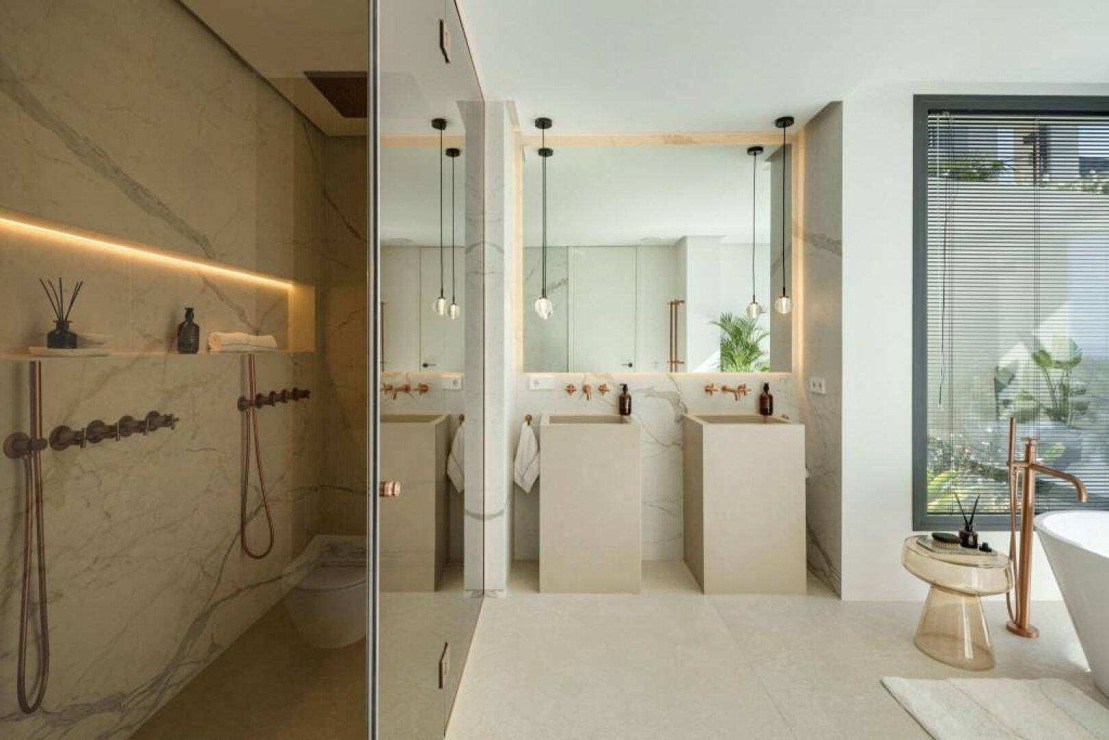 Luxuriöses Badezimmer mit Doppelwaschbecken, großer begehbarer Dusche und modernen Armaturen in Marmoroptik.