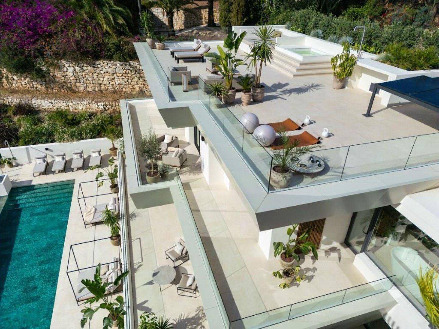 Luftaufnahme der luxuriösen Villa mit mehreren Terrassen, großem Pool und Dachterrasse mit Whirlpool.