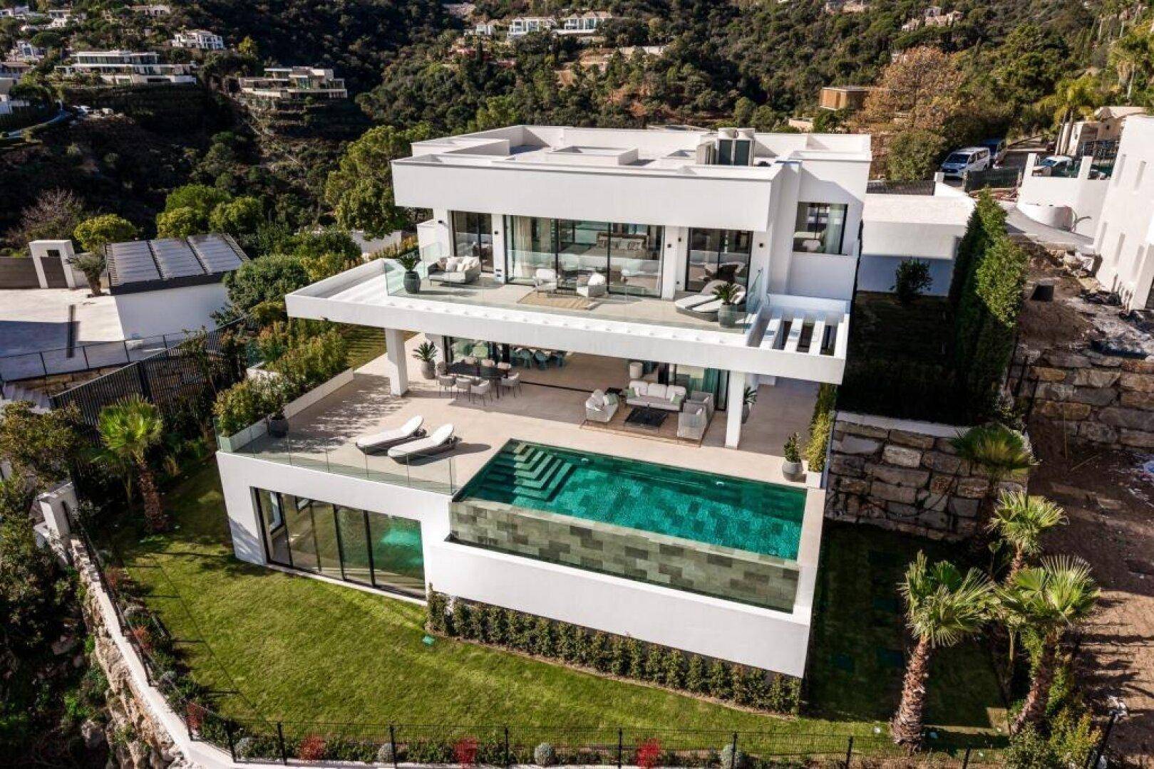 Moderne Luxusvilla mit mehreren Terrassen, Infinity-Pool und weitläufigem Grundstück.