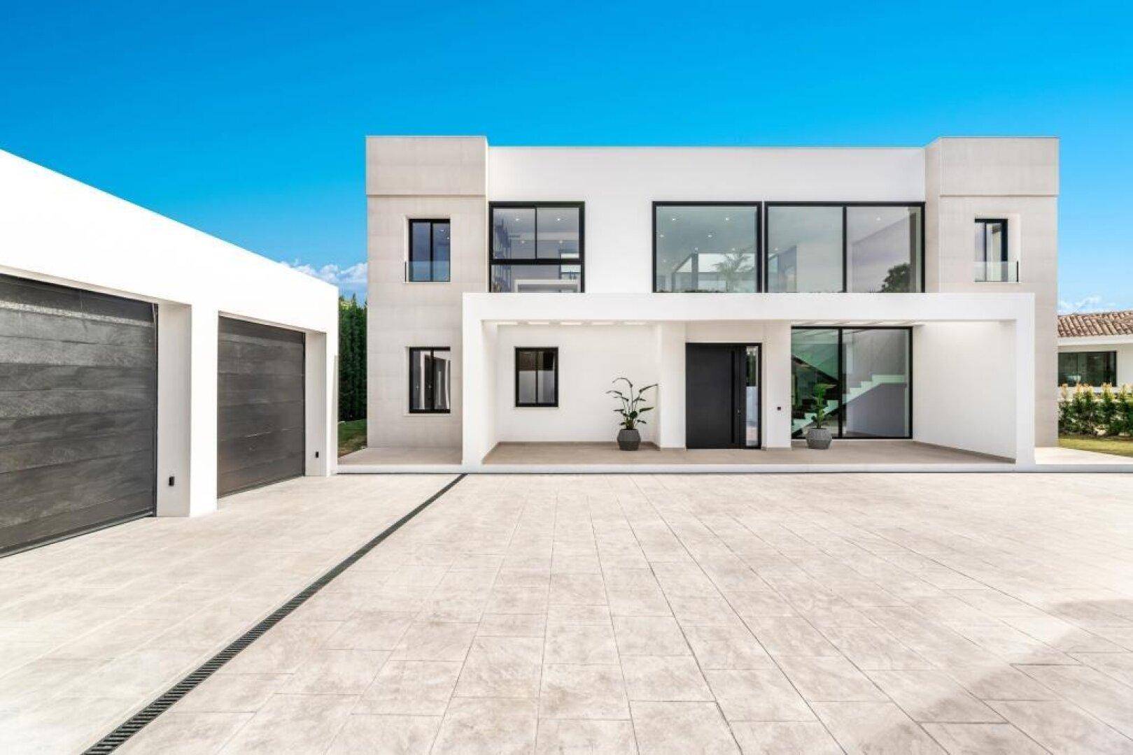 Elegante moderne Villa bei Tageslicht mit großer Auffahrt und Doppelgarage, sehr gepflegt.