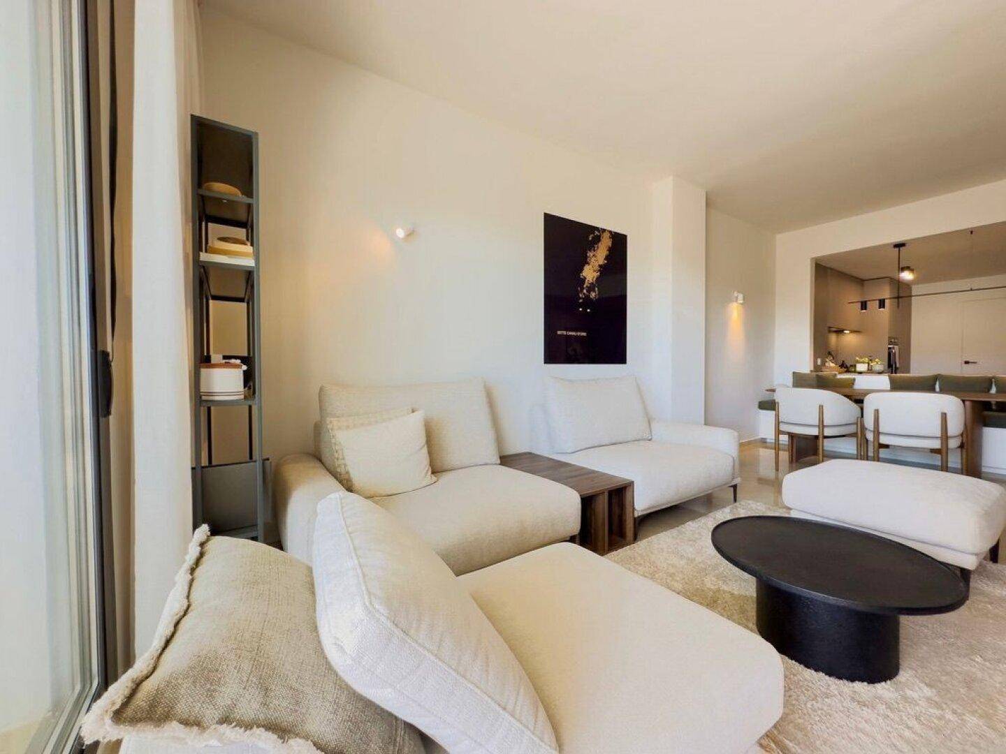 Helles Wohnzimmer mit bequemen Sofas, modernem Teppich und stilvoller Dekoration.