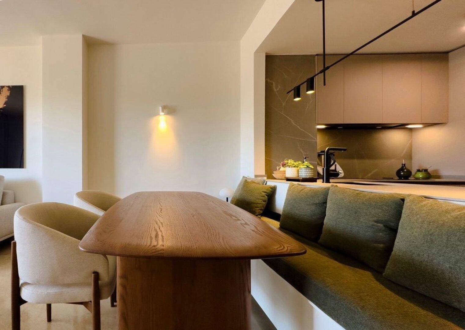 Detailansicht des Essbereichs mit Holztisch und integrierter Sitzbank.