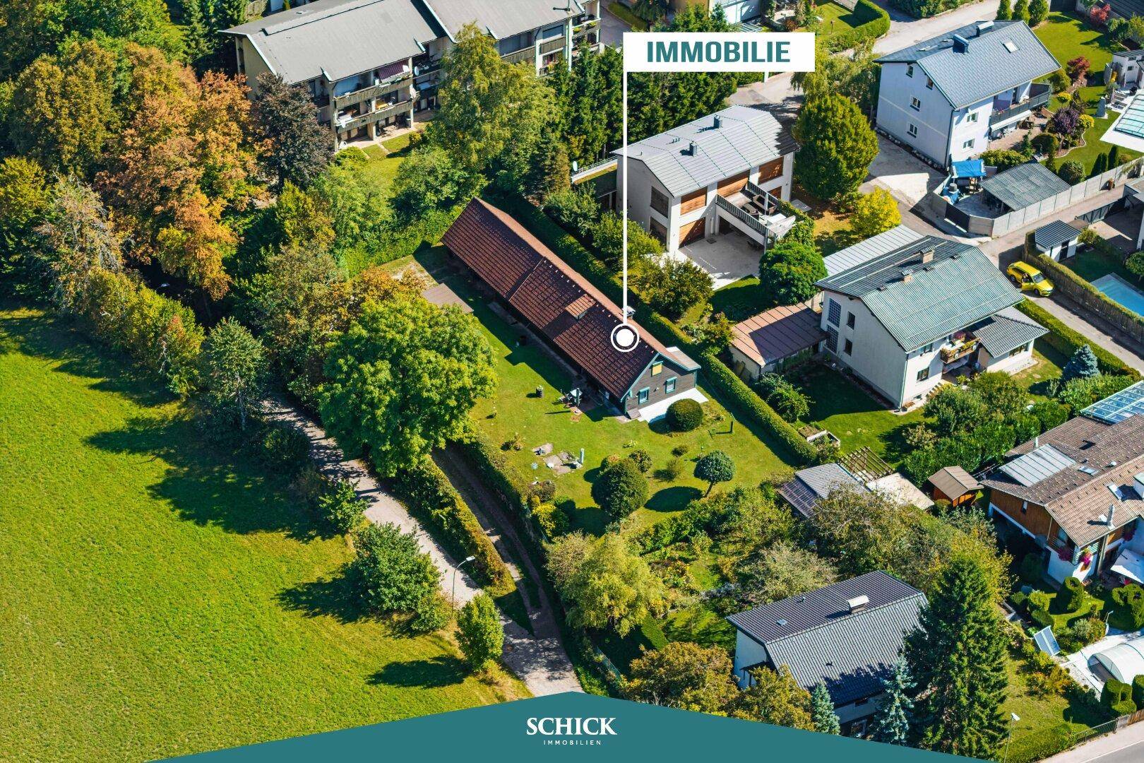 Luftaufnahme des Anwesens mit großem Garten und umliegenden Bäumen in ländlicher Umgebung.