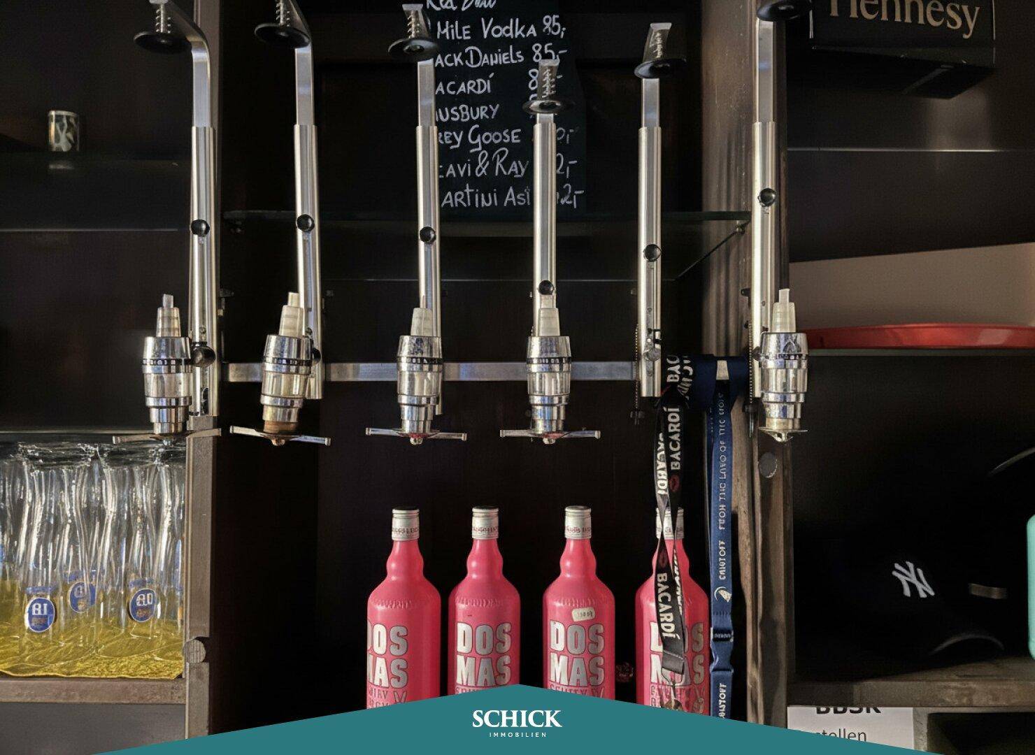 Nahaufnahme von Spirituosenspendern und Flaschen an der Bar, die eine Auswahl an Getränken zeigen.
