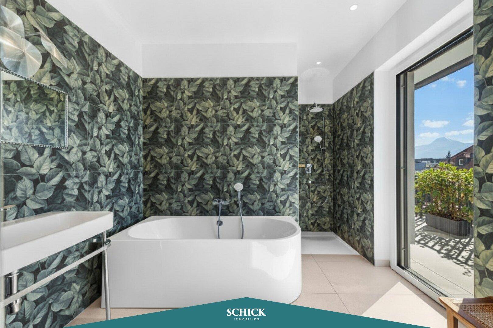 Modernes Badezimmer mit freistehender Badewanne, begehbarer Dusche und floraler Wandgestaltung.