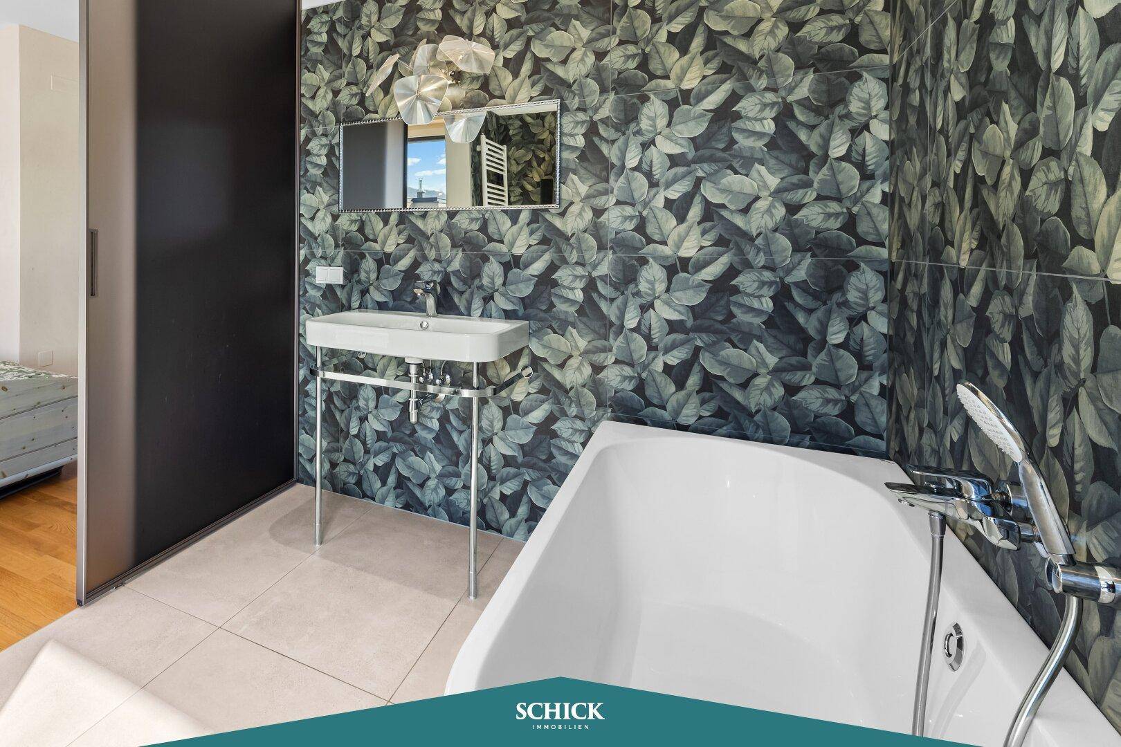 Stilvolles Badezimmer mit floraler Tapete, freistehender Badewanne und modernem Waschtisch.