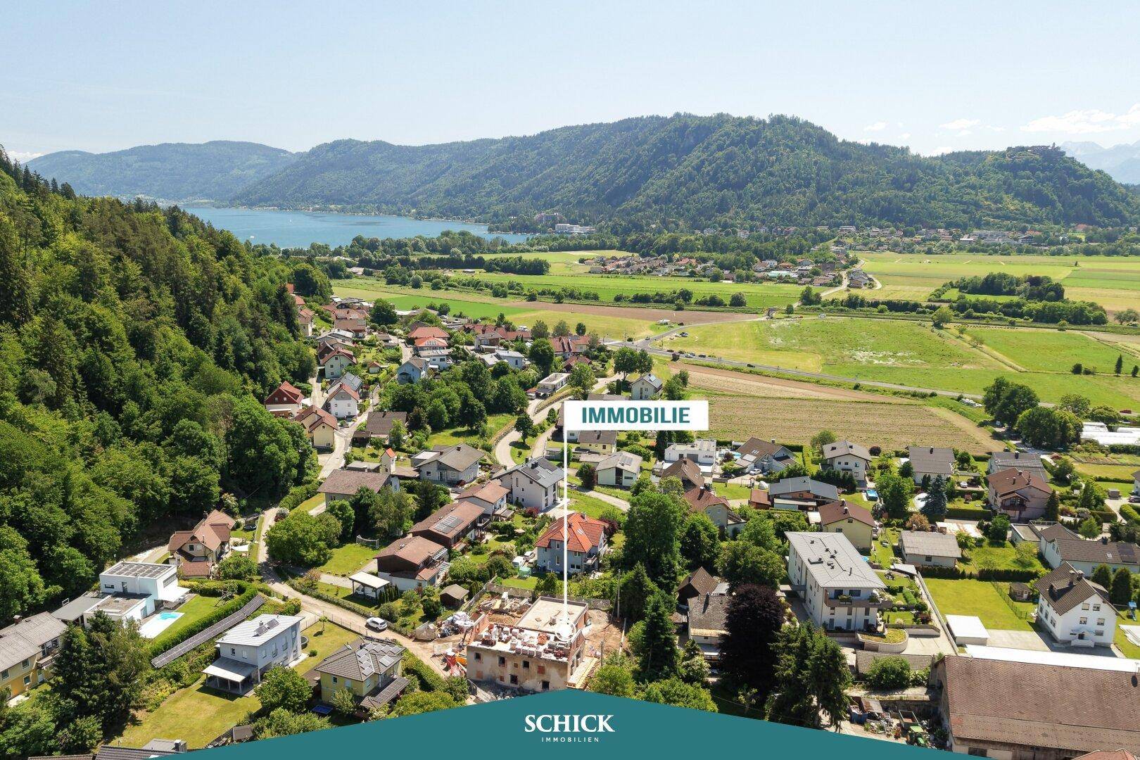 Luftaufnahme der Baustelle mit See- und Bergblick in einer ländlichen Umgebung.