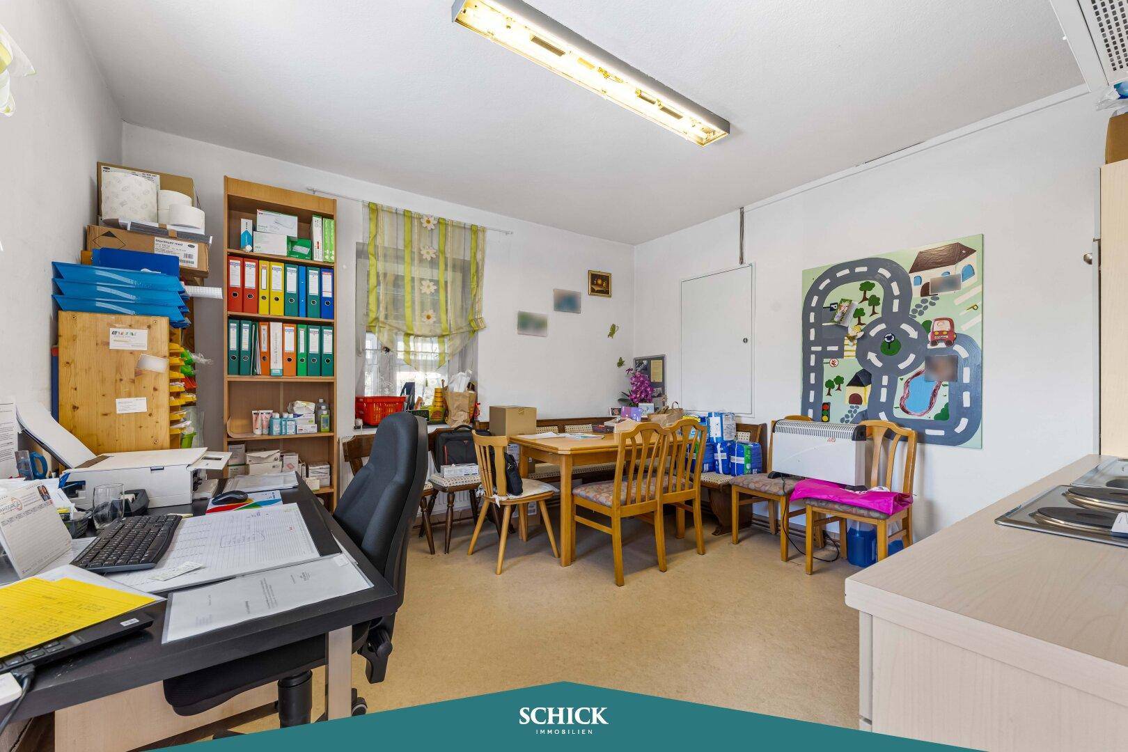 Vielseitiger Raum, der als Büro und Essbereich genutzt wird, mit Regalen und hellem Ambiente.