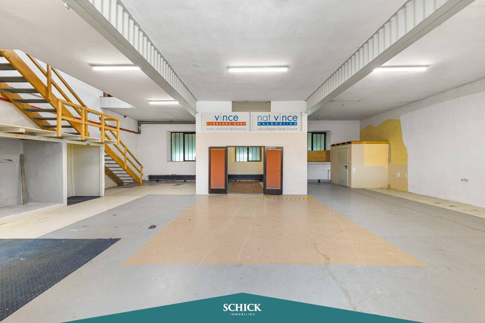 Weitläufiger Innenraum mit hohen Decken, Treppe und vielseitigen Nutzungsmöglichkeiten.