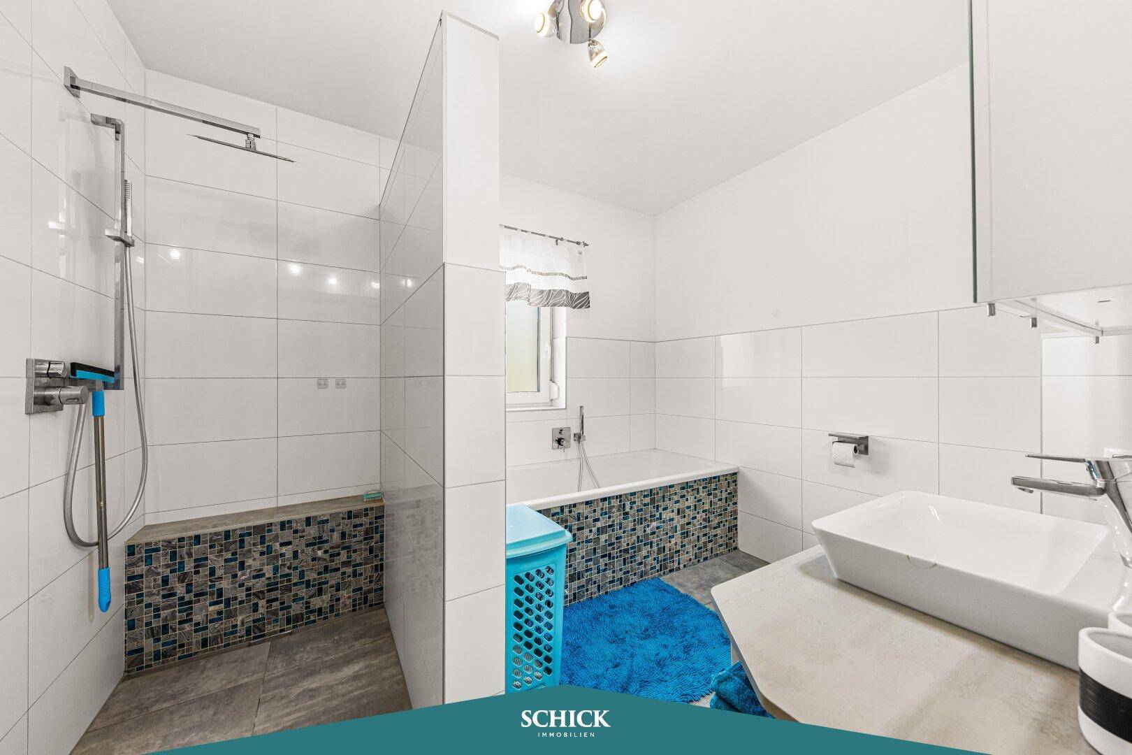 Modernes Badezimmer mit Dusche, Badewanne und dekorativen Mosaikfliesen.