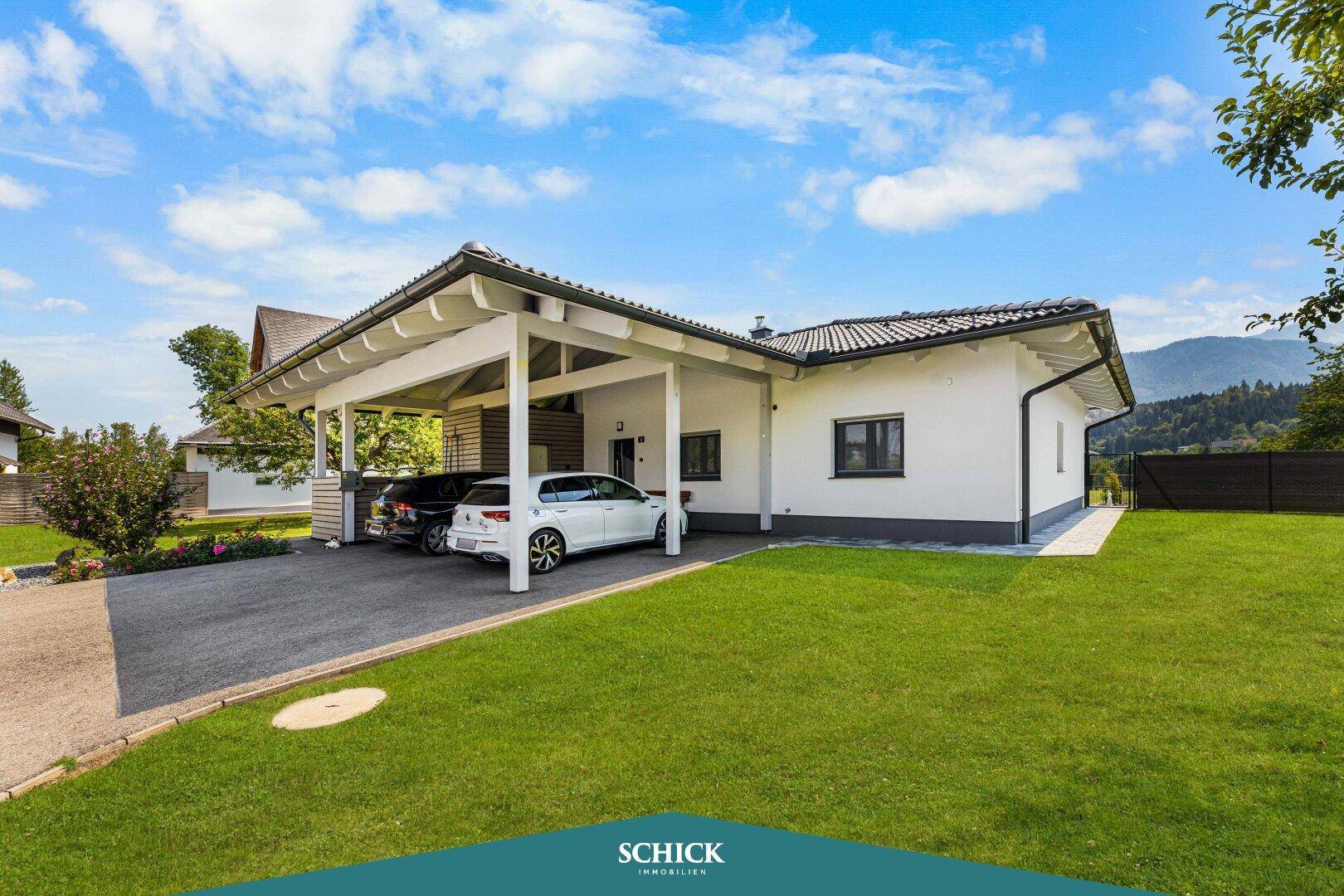 Modernes Einfamilienhaus mit großem Carport und gepflegtem Vorgarten in ländlicher Lage.