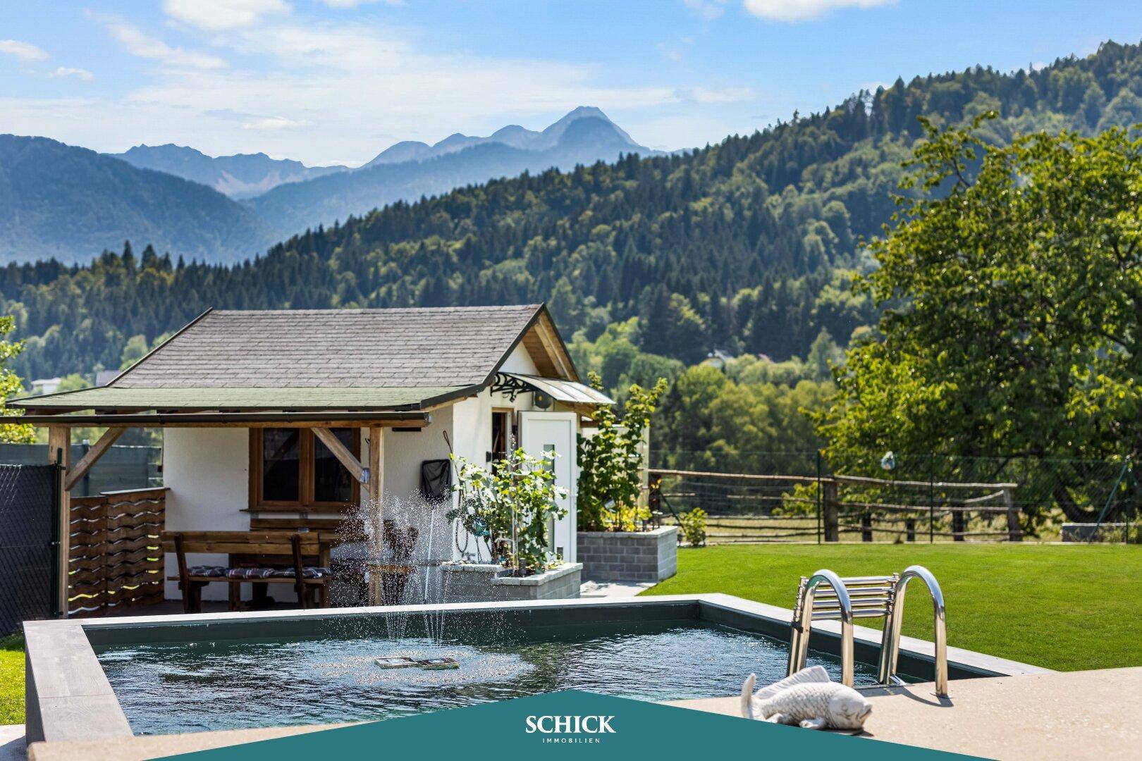 Swimmingpool mit Poolhaus und atemberaubendem Bergblick in der ländlichen Umgebung.