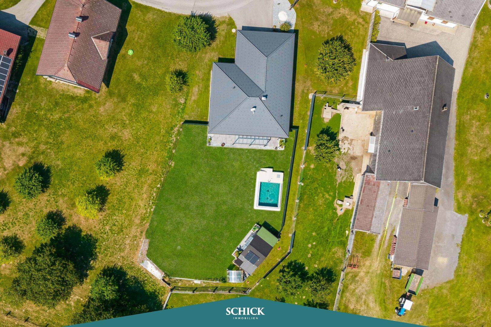Vogelperspektive des Anwesens mit Haus, Pool und großem Grundstück in ländlicher Lage.