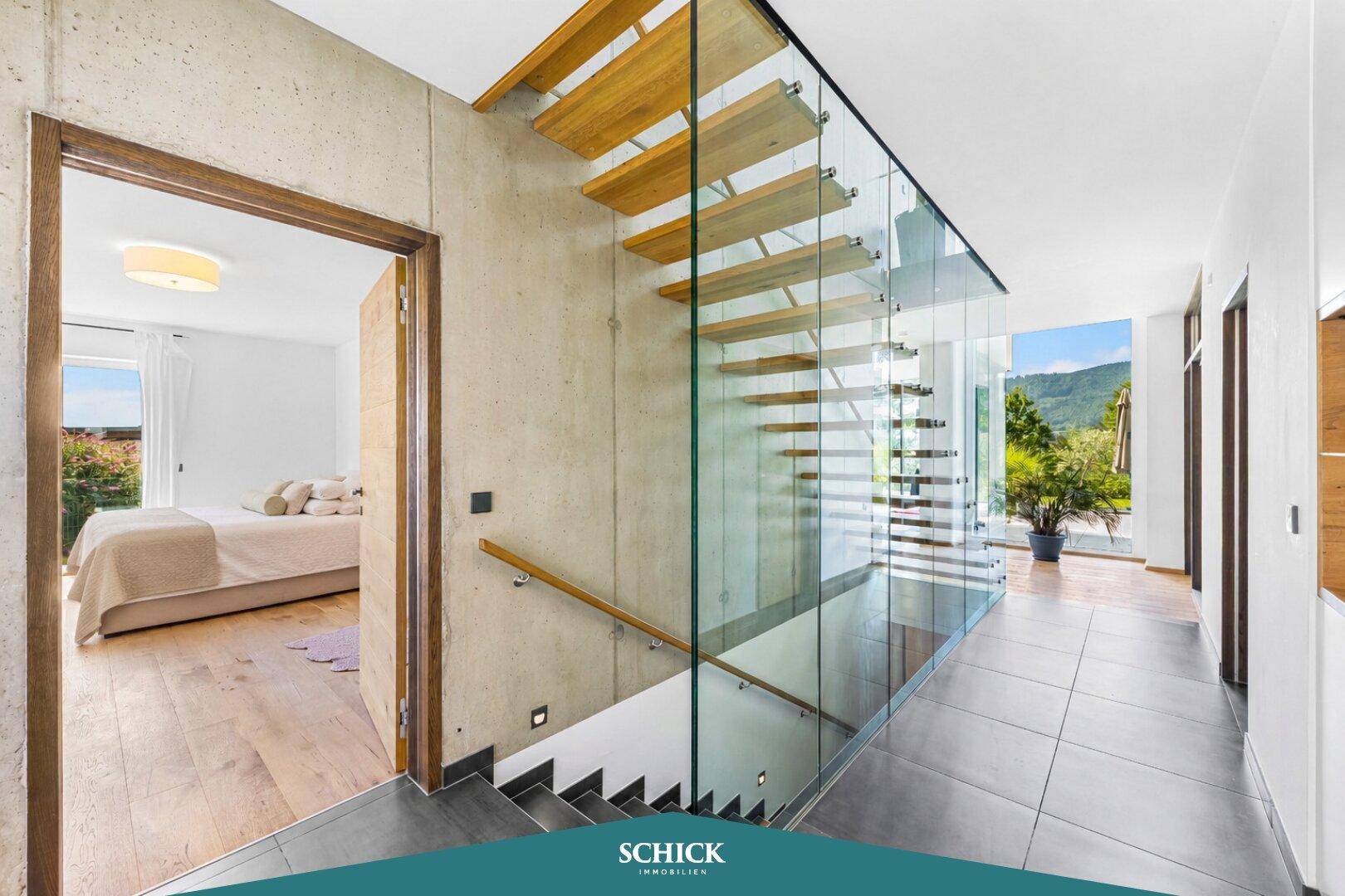 Moderner Flur mit eleganter Glas-Holz-Treppe und Zugang zu den oberen Etagen.