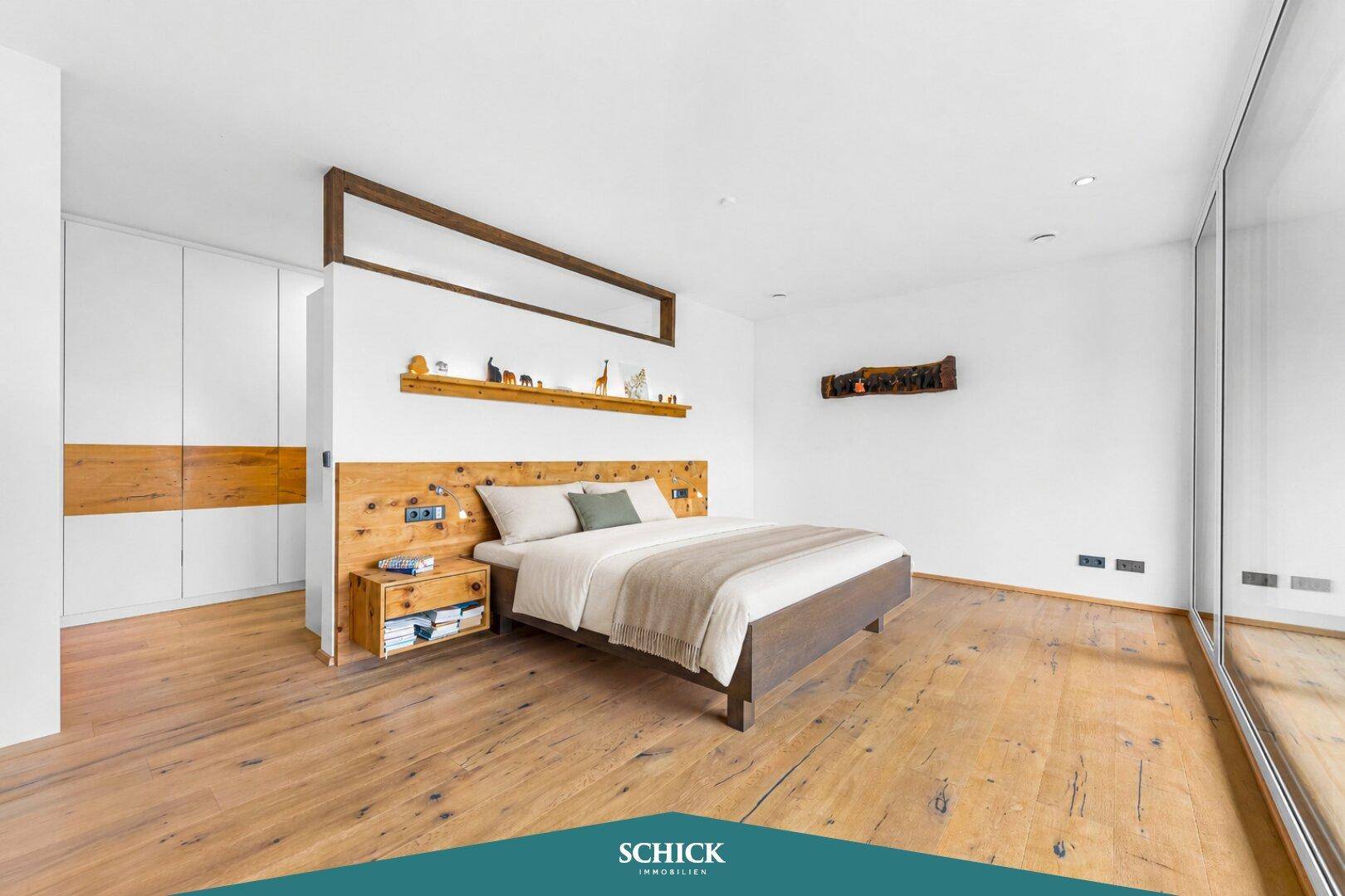 Geräumiges Schlafzimmer mit Holzbett, Einbauschränken und warmem Holzboden.