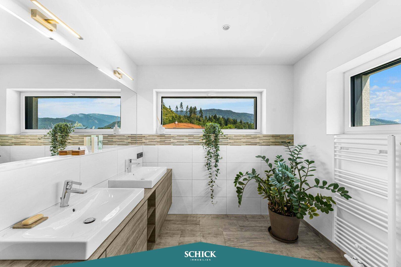 Modernes Badezimmer mit Doppelwaschbecken, beheiztem Handtuchhalter und Fenster mit Aussicht.