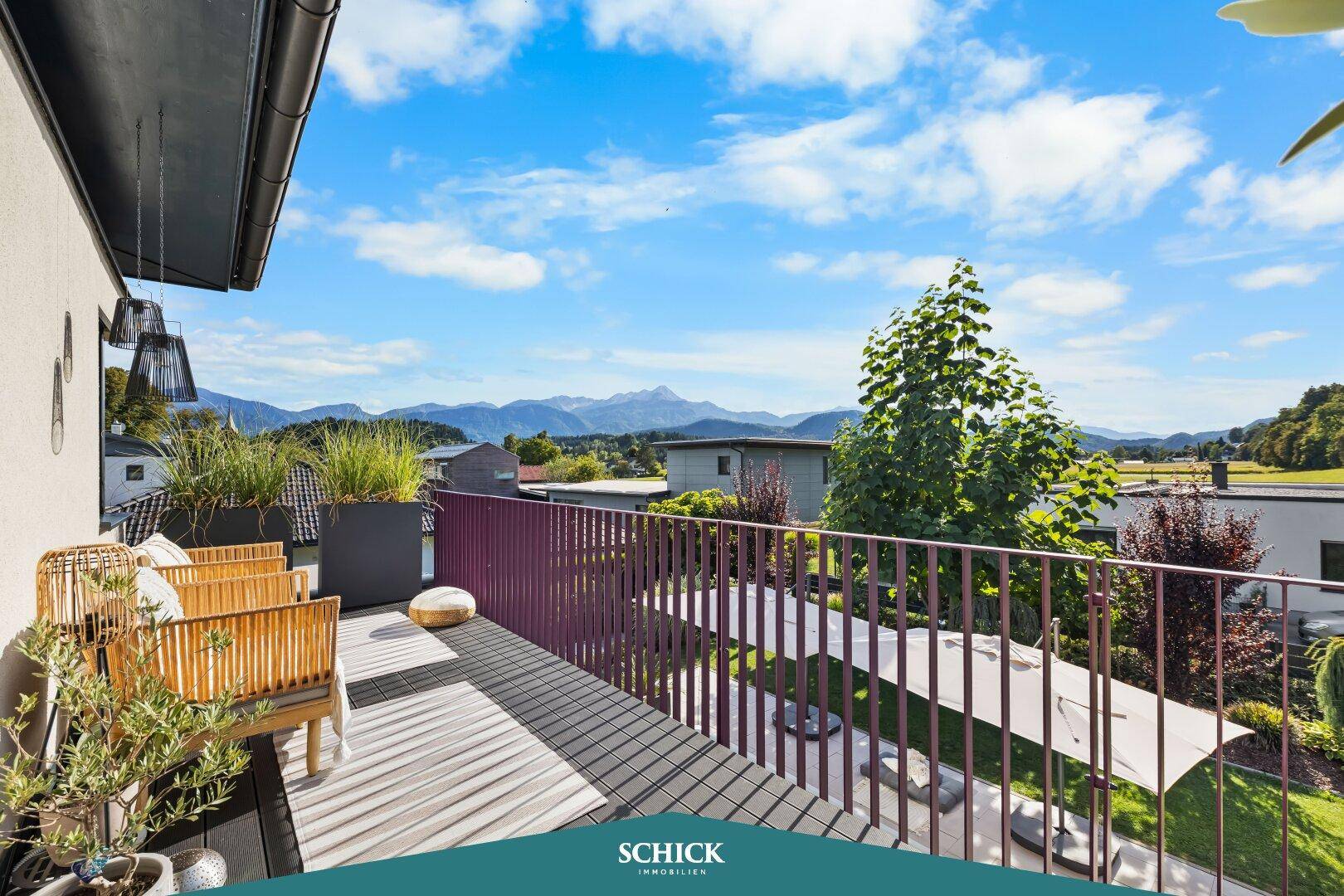 Großer Balkon mit Sitzgelegenheiten und weitem Blick auf die Berge und die Umgebung.