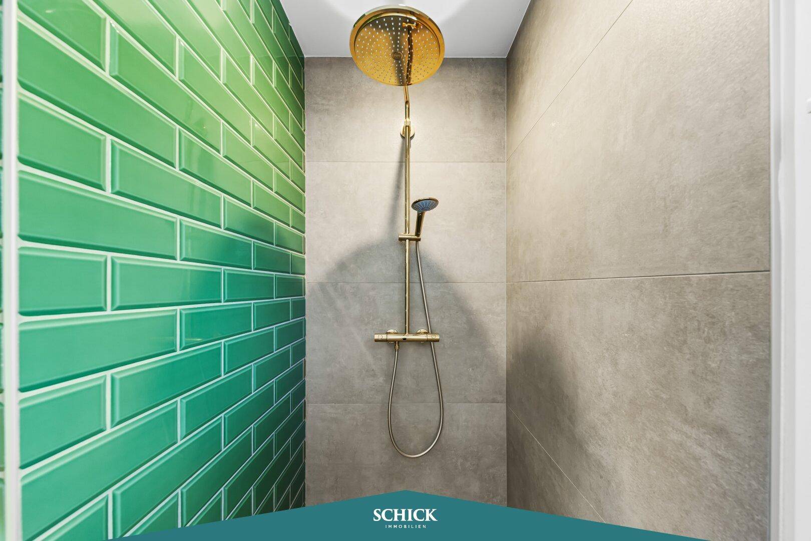 Moderne Dusche mit grünen Fliesen und goldener Regendusche für ein luxuriöses Erlebnis.