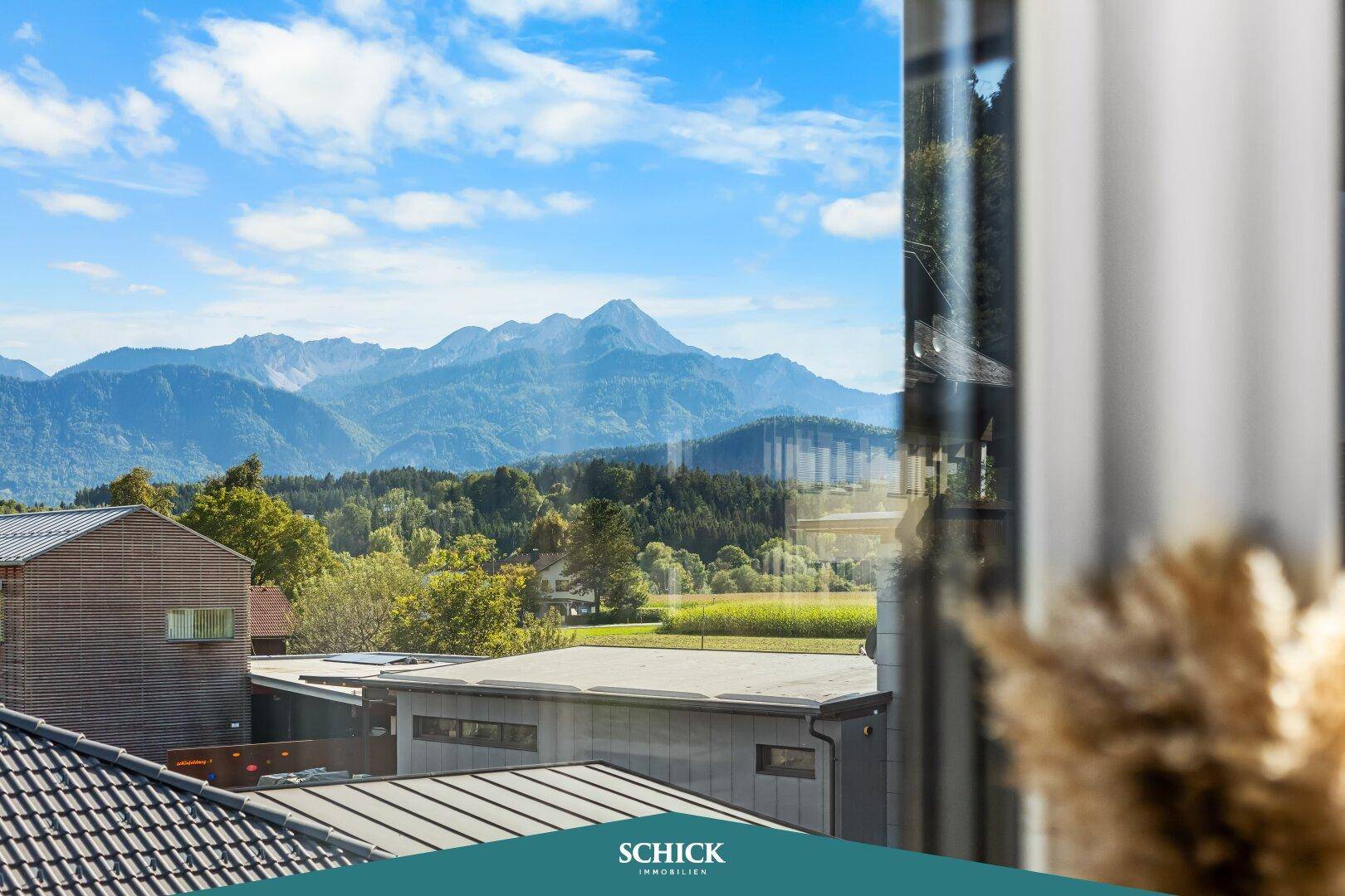 Atemberaubender Bergblick durch ein Fenster, der die umliegende Natur und Landschaft zeigt.