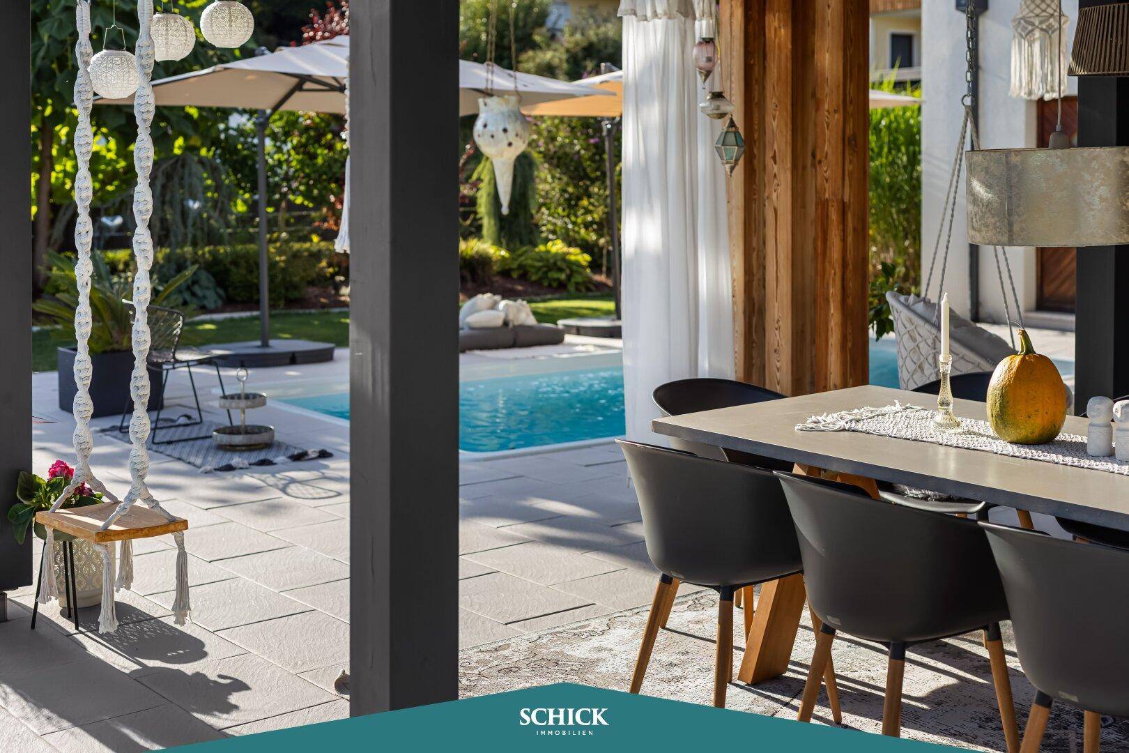 Überdachter Essbereich im Freien mit Blick auf den Pool und den gepflegten Gartenbereich.
