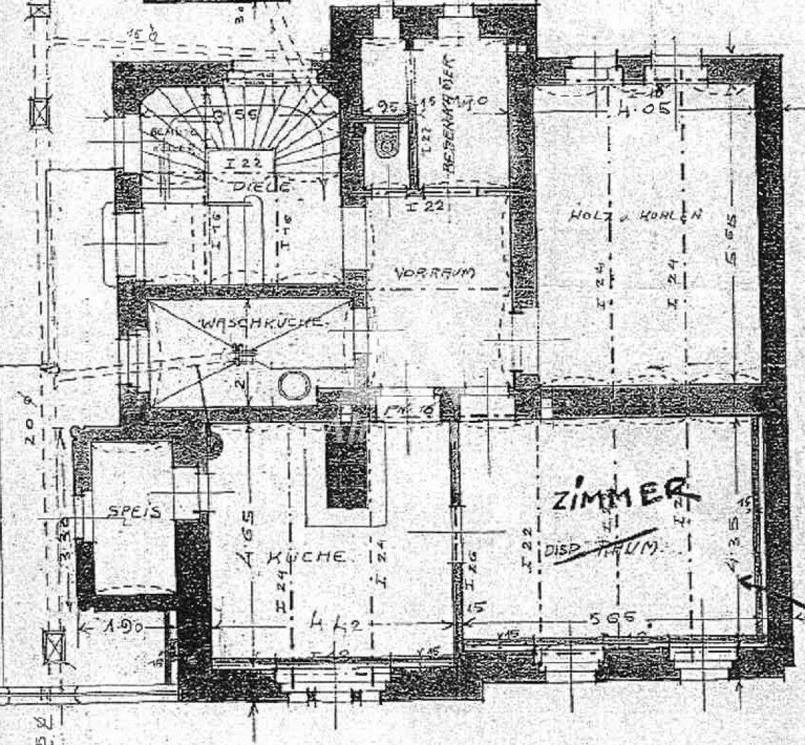 Historischer Grundriss mit verschiedenen Räumen wie Küche, Zimmer und Waschküche.