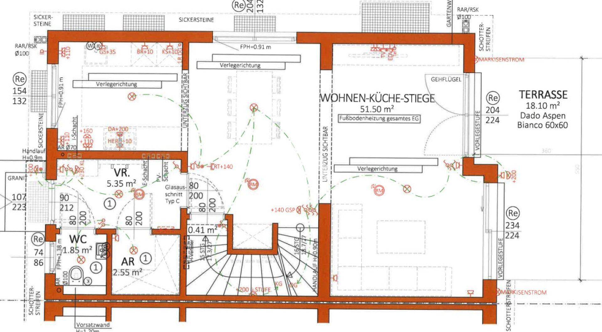 Grundriss des Erdgeschosses mit offenem Wohn-Küchenbereich, WC und Terrasse.