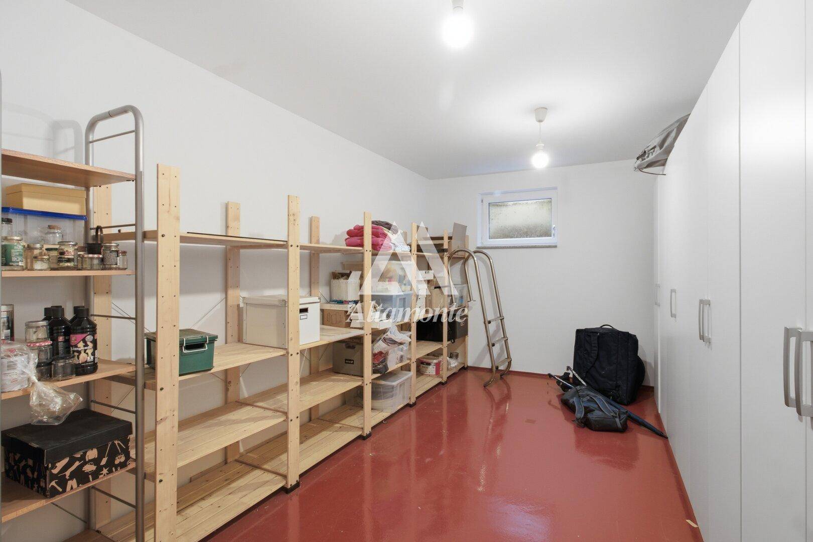 Geräumiger Abstellraum im Keller mit Regalen und Schränken für diverse Gegenstände.