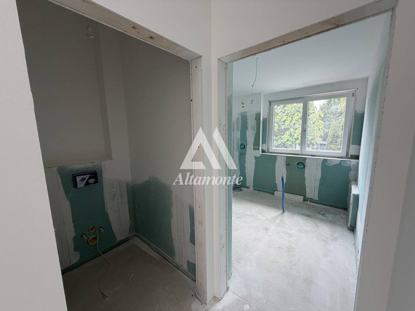 Unfertige Sanitärräume mit sichtbaren Installationen für Bad und separates WC.