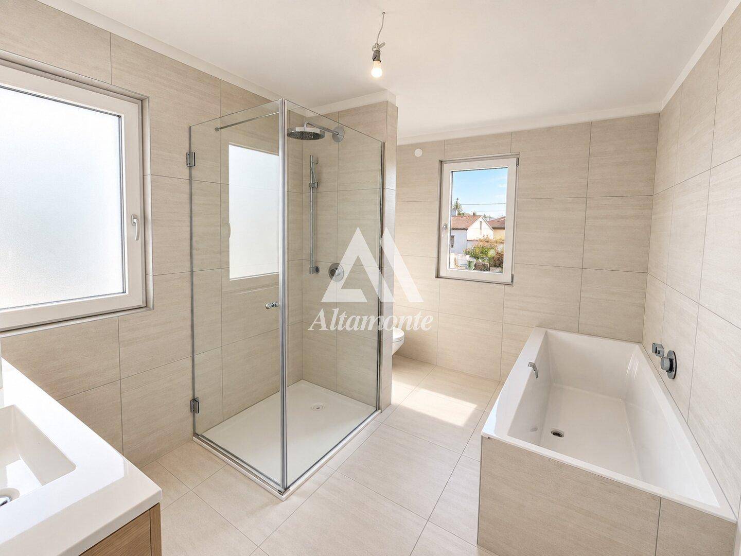 Modernes Badezimmer mit begehbarer Dusche, Badewanne und zwei Fenstern für Tageslicht.