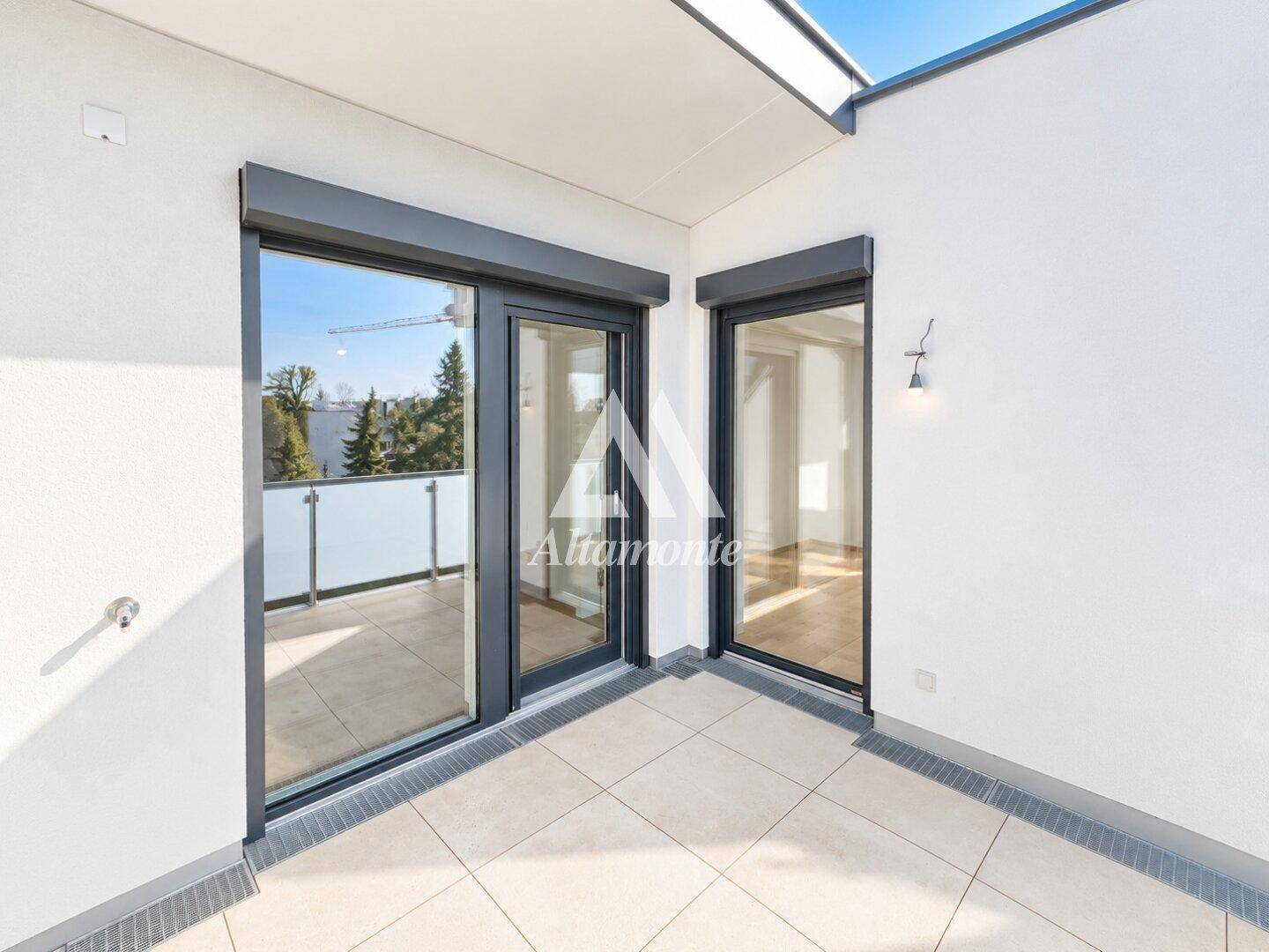 Heller Balkon mit Fliesenboden und Glasgeländer, ideal für entspannte Stunden im Freien.