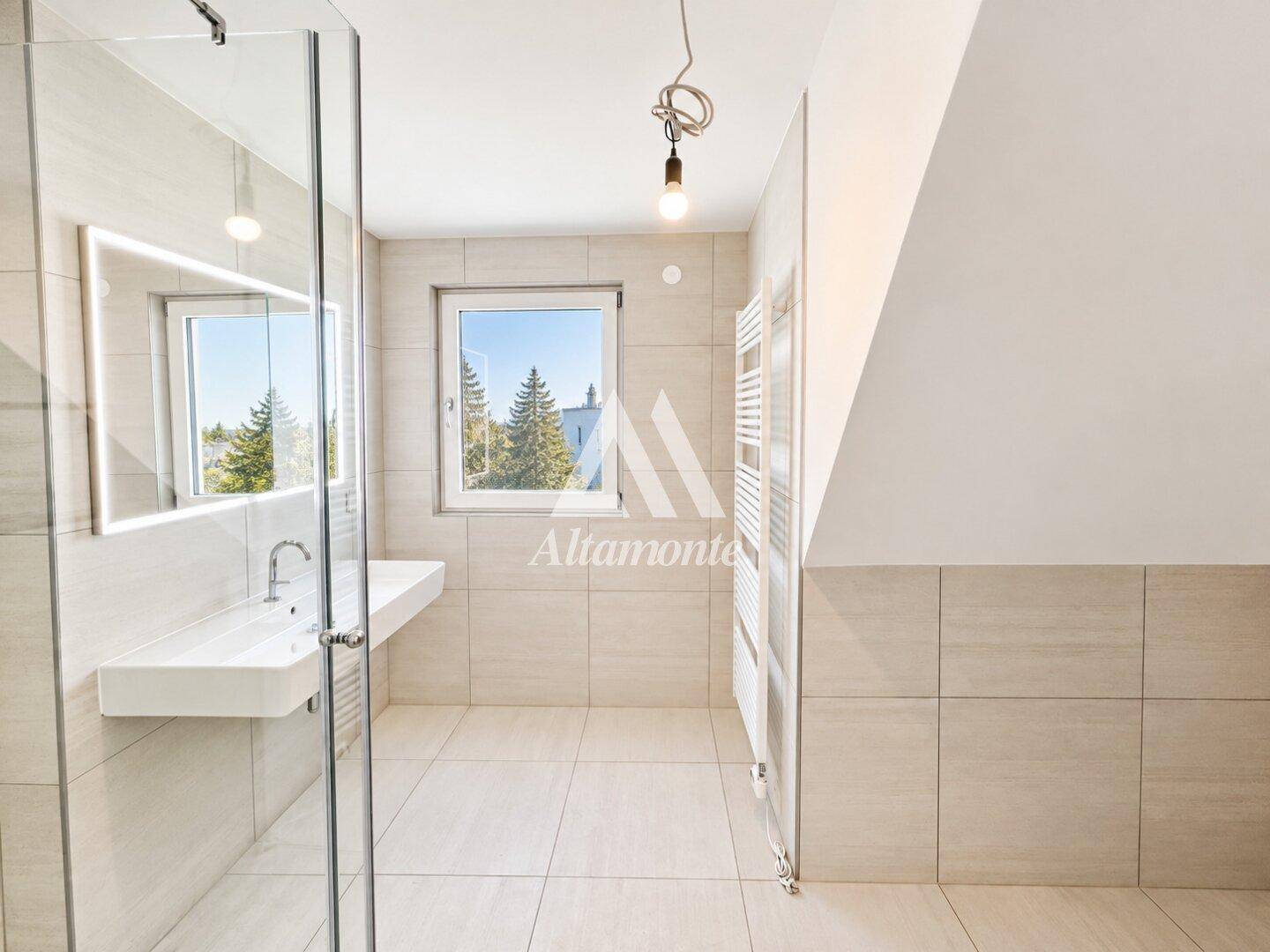 Modernes Badezimmer im Dachgeschoss mit begehbarer Dusche, Fenster und Handtuchheizkörper.