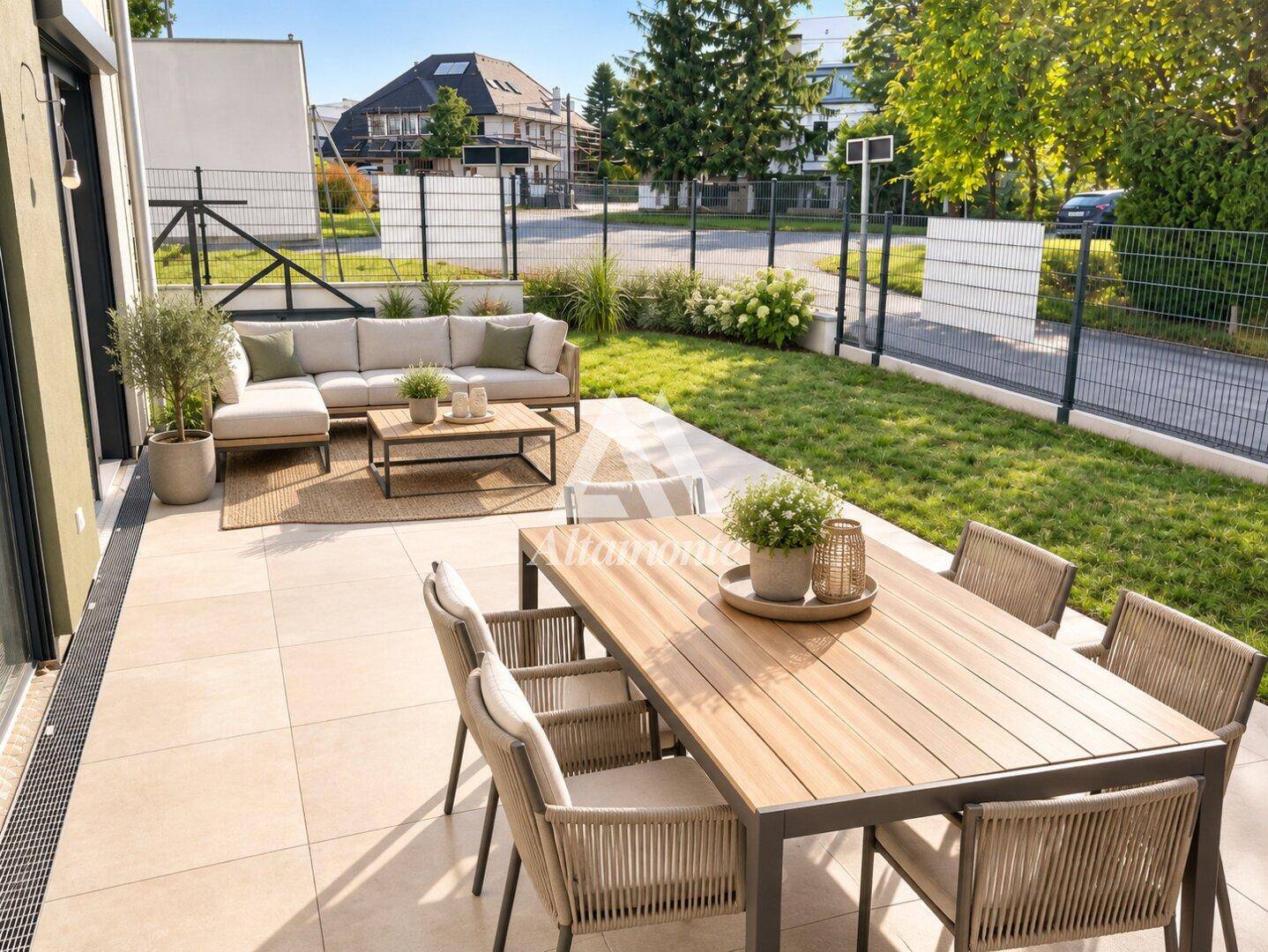 Großzügige Terrasse mit modernen Gartenmöbeln, Essbereich und Lounge-Ecke im Freien.