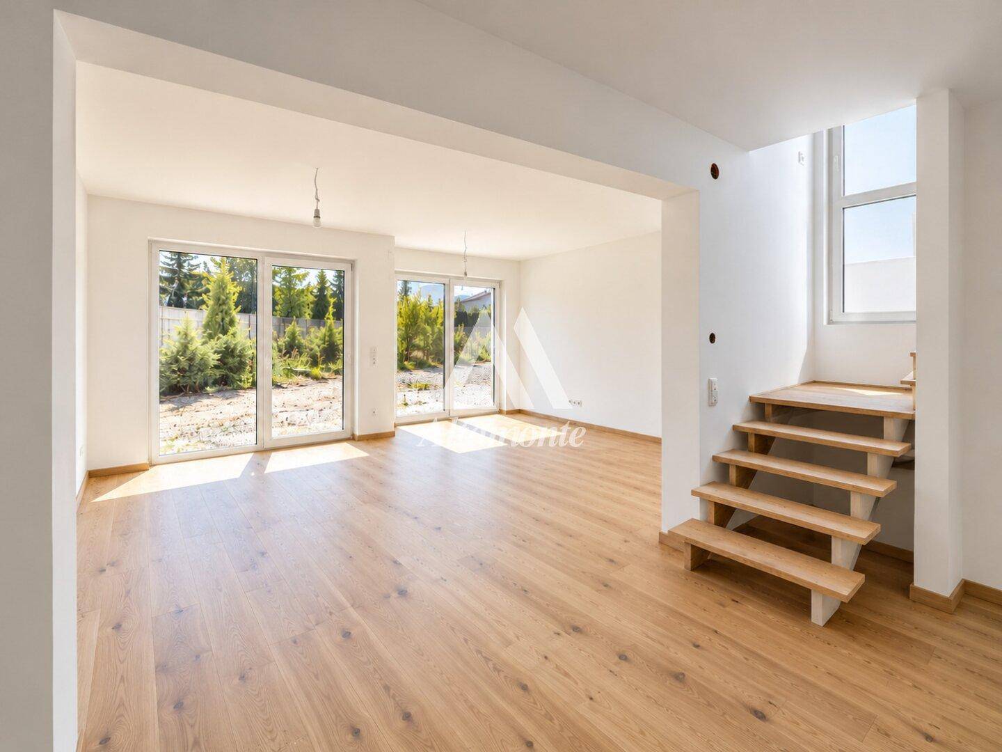Helles, offenes Wohnzimmer mit Holzboden und Zugang zum Garten, bereit für die Einrichtung.