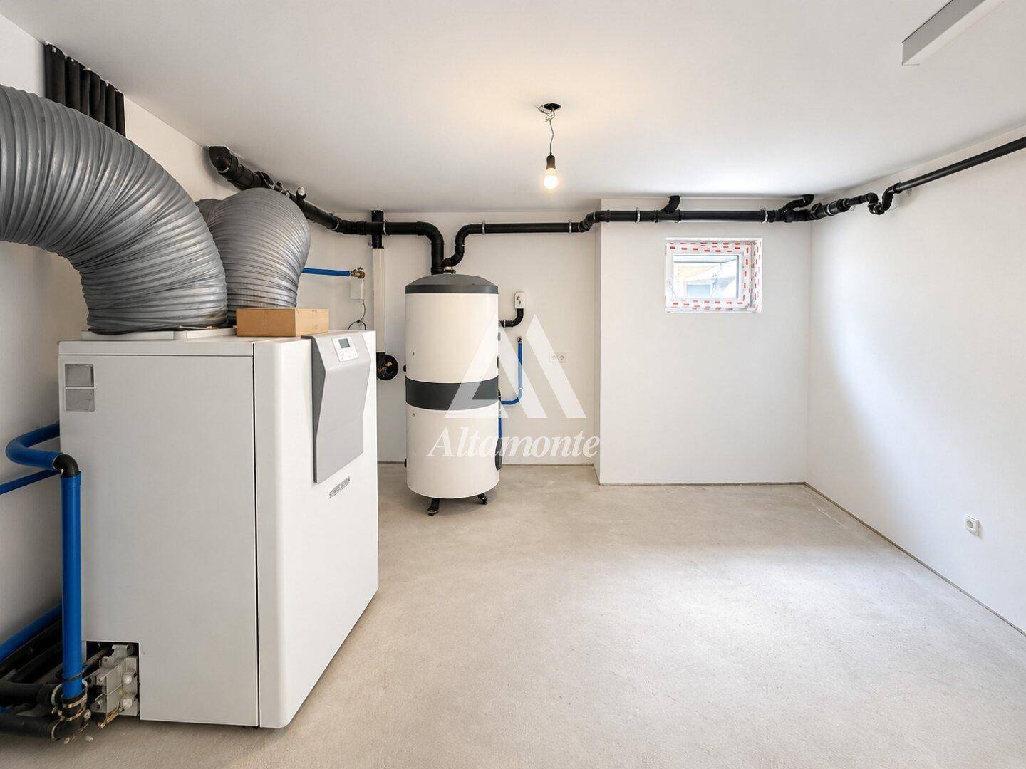 Technikraum mit Heizungsanlage und Lüftungssystem, im Kellerbereich des Neubaus gelegen.