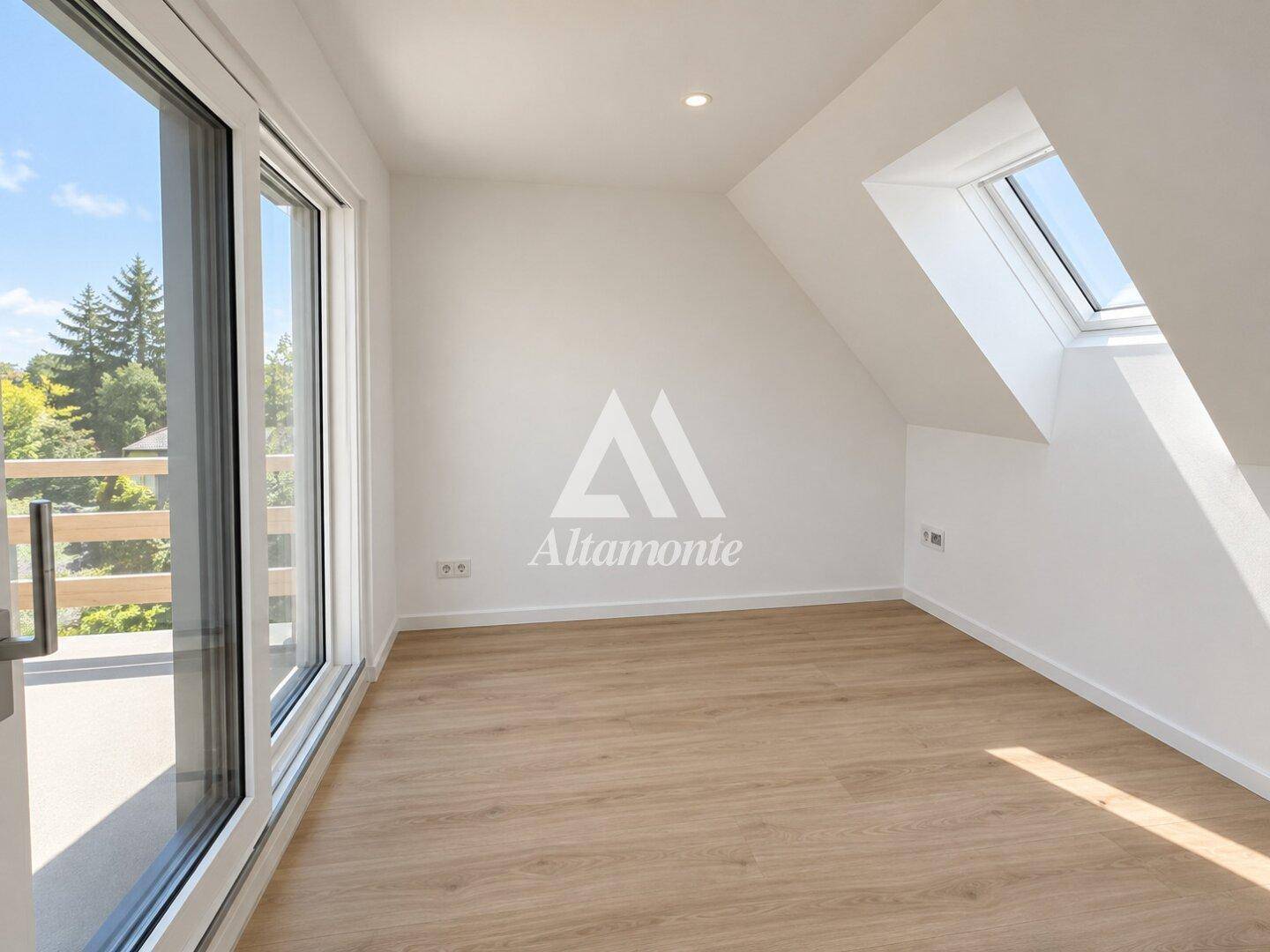 Helles Dachgeschosszimmer mit Holzboden, schräger Decke und Zugang zu einem Balkon.