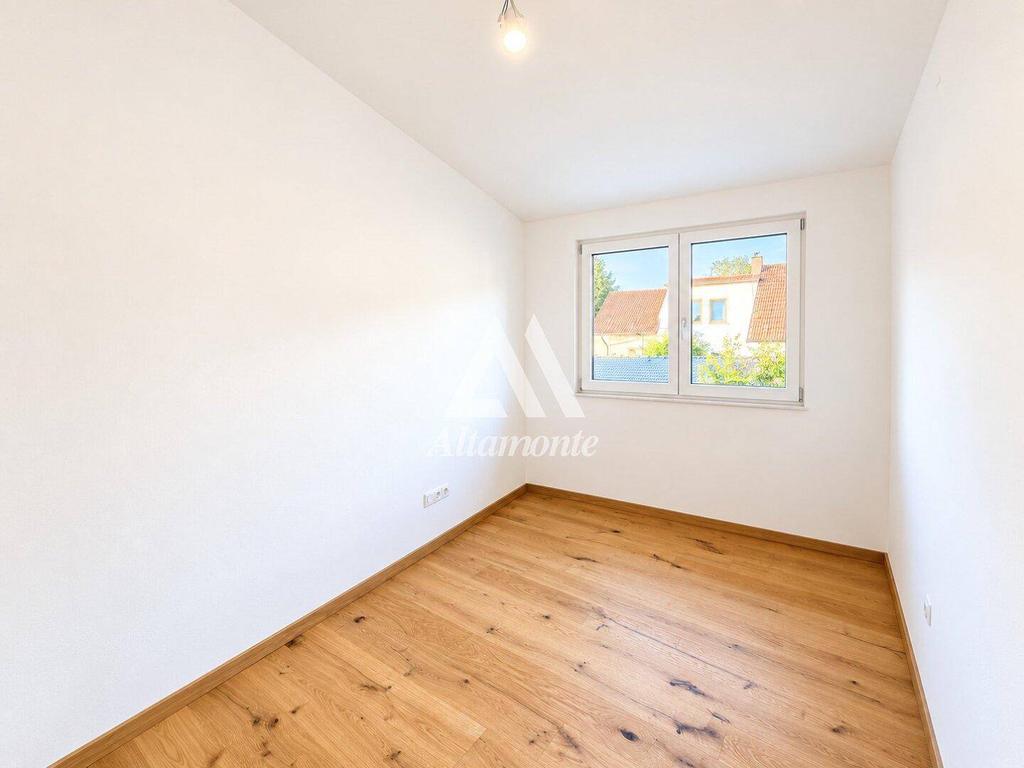 Helles Zimmer mit Holzboden und Fenster, ideal als Schlaf- oder Gästezimmer.