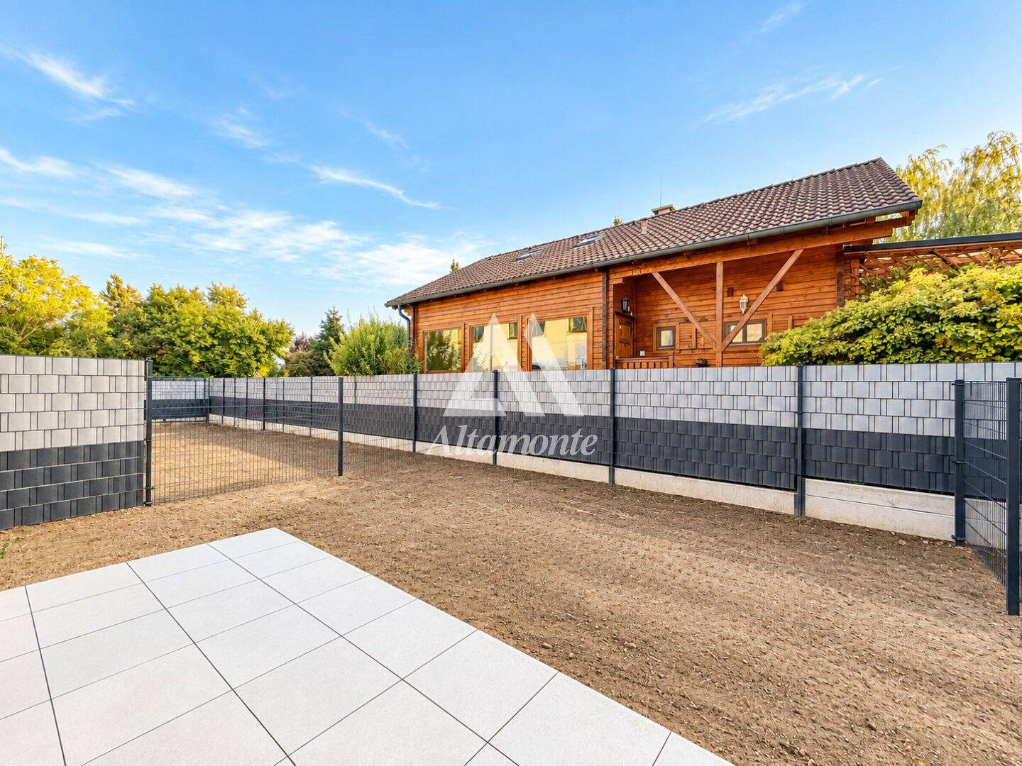Neu angelegter Gartenbereich mit vorbereiteter Fläche für Rasen und Terrasse.