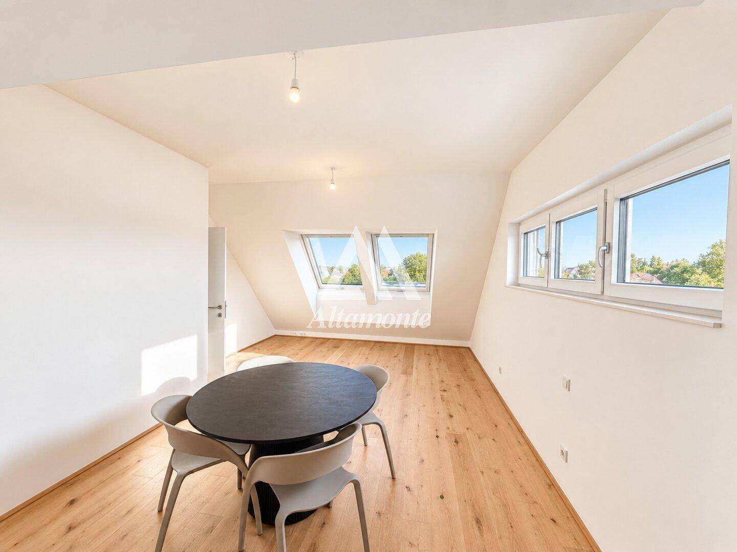 Heller Essbereich mit Holzboden und Dachfenstern, ideal für gemütliche Mahlzeiten.