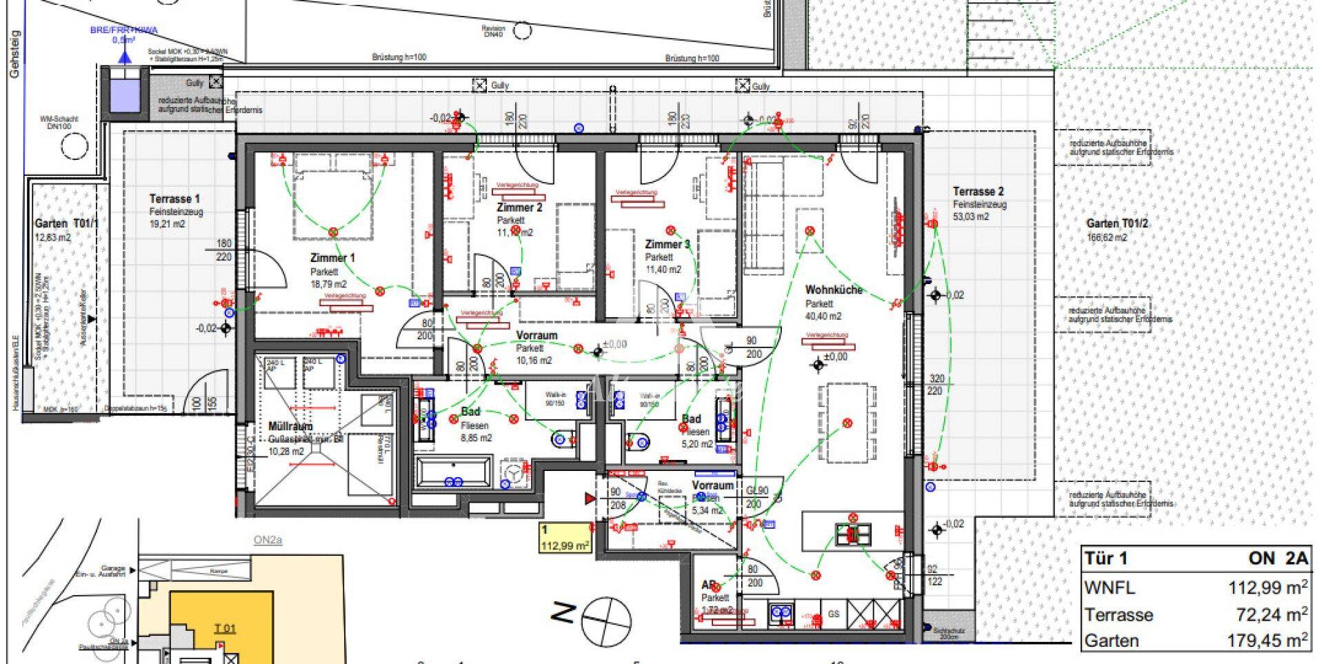 Detaillierter Grundriss einer Wohnung mit mehreren Zimmern, Terrassen und Gartenbereichen.