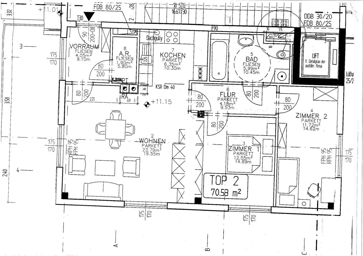 Detaillierter Grundriss einer Wohnung mit drei Zimmern, Küche, Bad und Balkon, inklusive Aufzug.