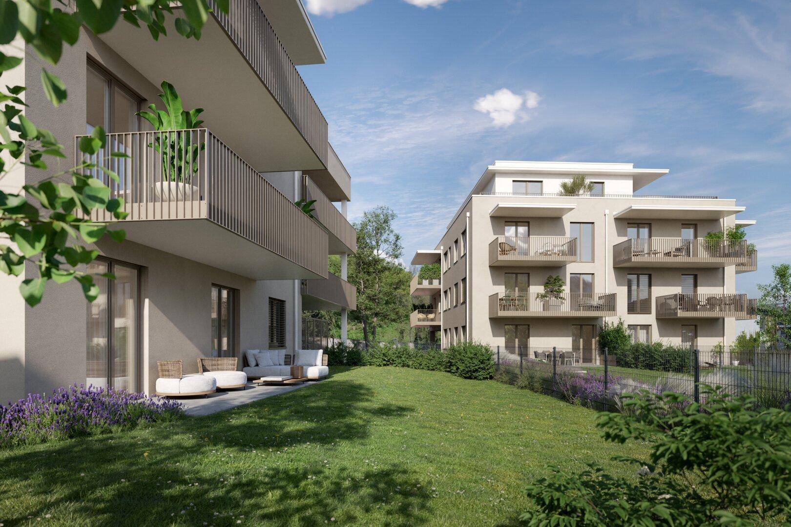 Moderne Wohngebäude mit gepflegtem Garten, Terrassen und Balkonen in sonniger Lage.